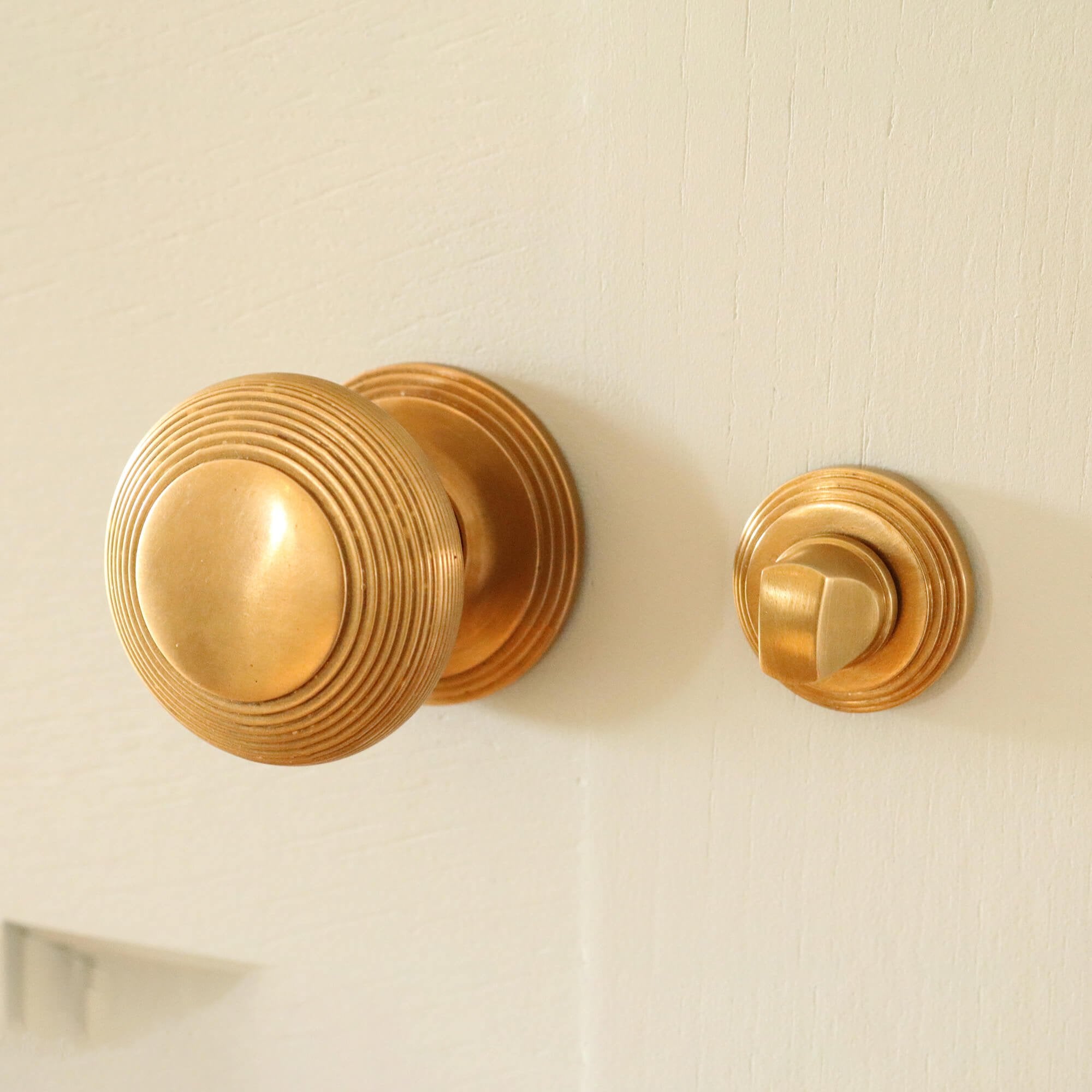 Bathroom Privacy Set on Reeded Covered Rose - Aged Brass